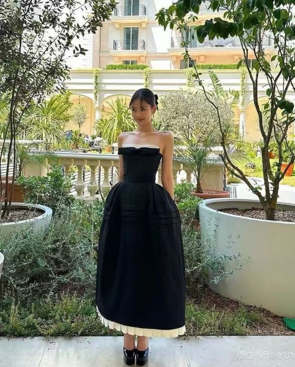 Black 花苞中长连衣裙