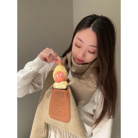 Loewe加拿大官$1010Loewe Anagram浮雕拉链围巾