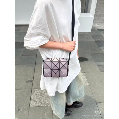 Bao Bao Issey MiyakePink Cuboid 金属斜挎包