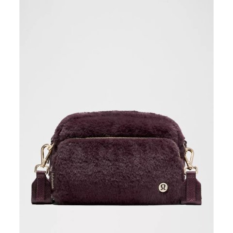 Lululemon超方便白色款 毛茸茸 介么萌！Everywhere 单肩包 羊羔绒 2L