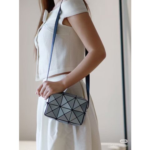 Bao Bao Issey Miyake耐磨耐造！超轻又可爱~Blue Cuboid斜挎包