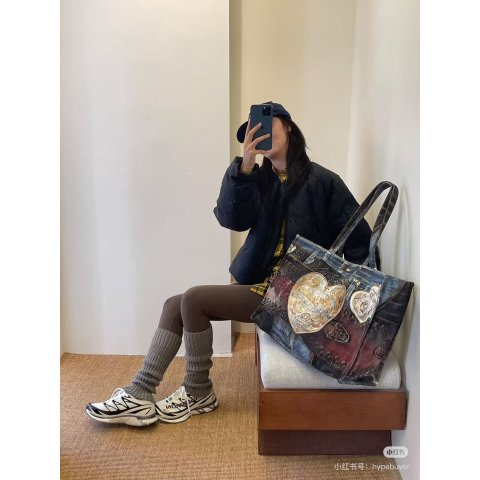 Acne Studios超有设计感~Embossed 帆布托特包