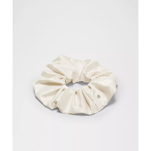 Lululemon缎光超大发圈！芭蕾月光风Uplifting 缎面大号发圈