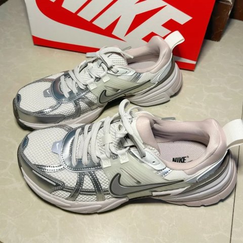 Nike V2K 女士跑鞋