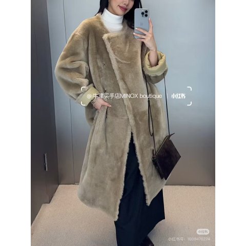 Toteme绝美皮草！冷峻迷人~Shearling 无领米色大衣