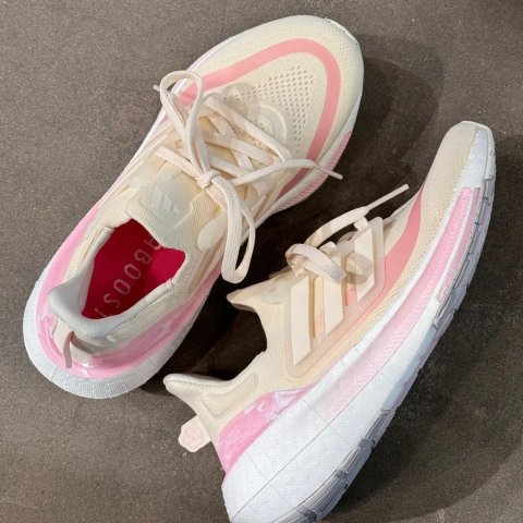 Ultraboost 女款轻盈跑鞋限定樱花粉