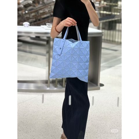 Bao Bao Issey Miyake很清新的淡蓝色！蓝色6格托特包