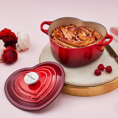 Le Creuset过年遇上情人节，来点仪式感吧Le Creuset Heart 珐琅锅 20cm