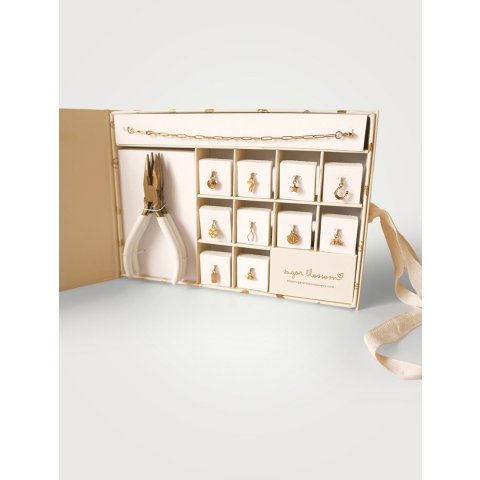 Good Fortune 手链套装日历