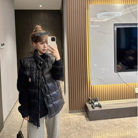 MONCLER GRENOBLE加币约$1192.41UYCHI PADDED VEST 羽绒背心