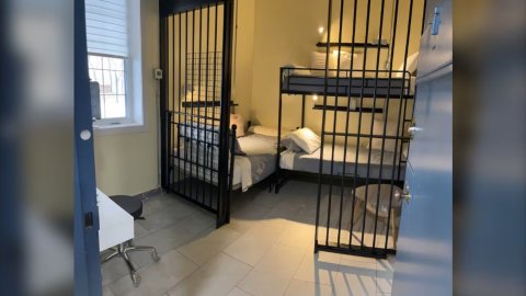 “合法入狱”体验！加拿大一退役警局变身超酷Airbnb，牢房里也能睡得贼香！