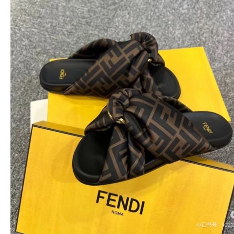 Fendi度假必备FEEL 缎面凉鞋