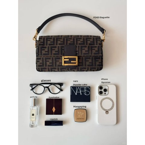 Fendi加币约$1617.80Baguette 链条钱包包