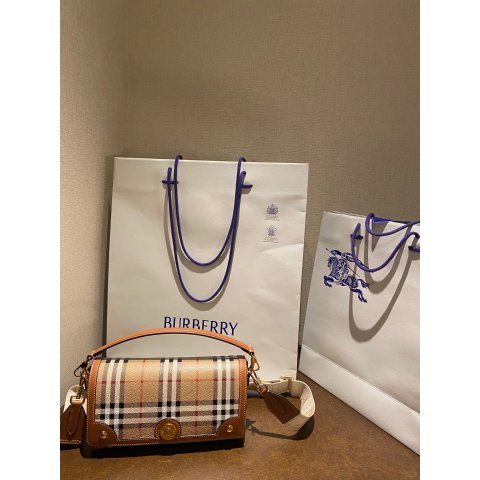 Burberry加币约$1692.54HANDBAG NOTE 薄款手提包