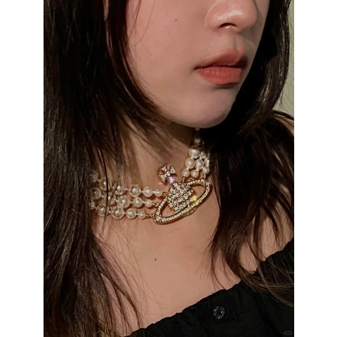 Bas Relief 三排珍珠项链