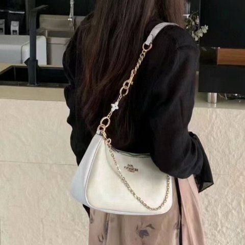 Coach昔白~Teri 腋下包