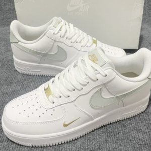 Nike官网 €50狂捡！辣妹白背心€17 短款黑宝宝tee才€24