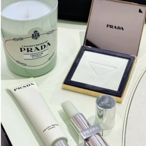 Prada 彩妆全面上线💚粉饼居然是绿色的？口绿唇膏也有！