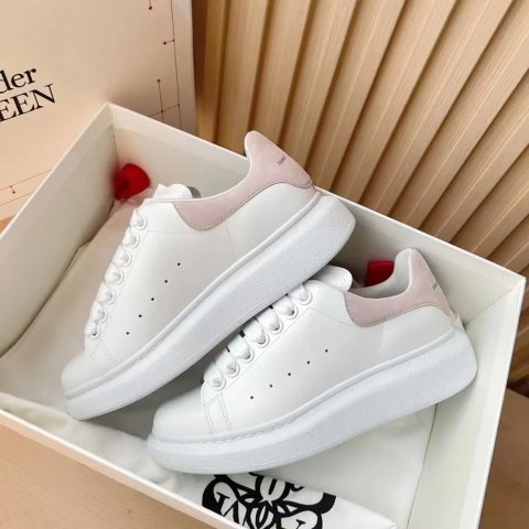 Alexander McQueen粉尾小白鞋