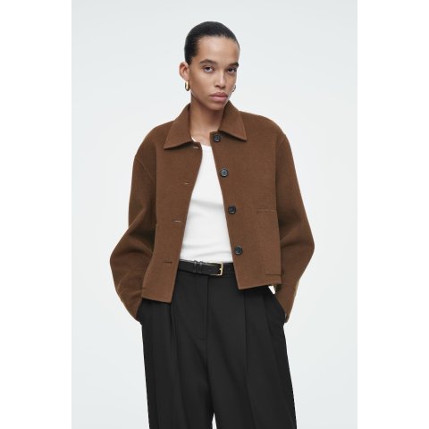 COS超级有质感的颜色棕色短大衣