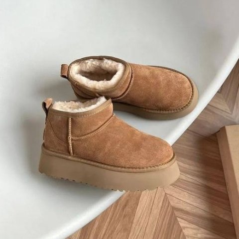 惊现6折起！刺绣羊毛拖鞋€73UGG 秋冬“厚”时尚开卷！厚底雪地靴、拖鞋 请先入手！