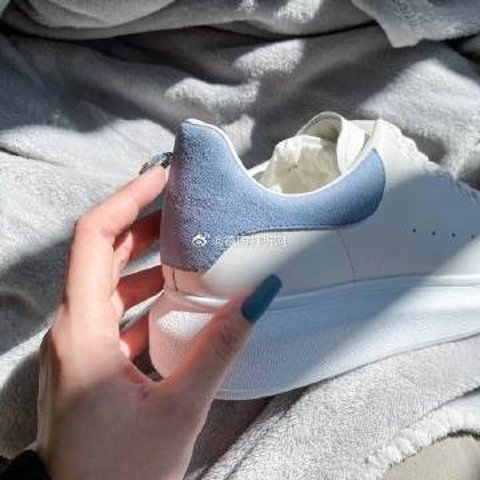 Alexander McQueen浅蓝色尾超神！蓝尾小白鞋