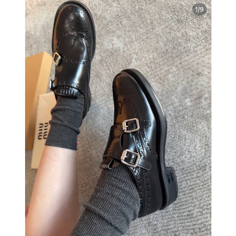 Miu Miu英伦复古风！搭扣款牛津鞋