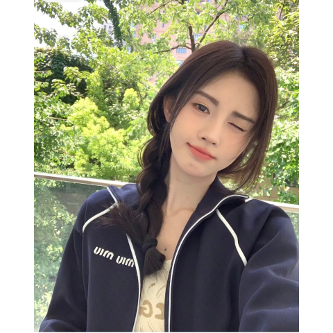 Miu Miu@鞠婧祎 同款！拉链运动外套