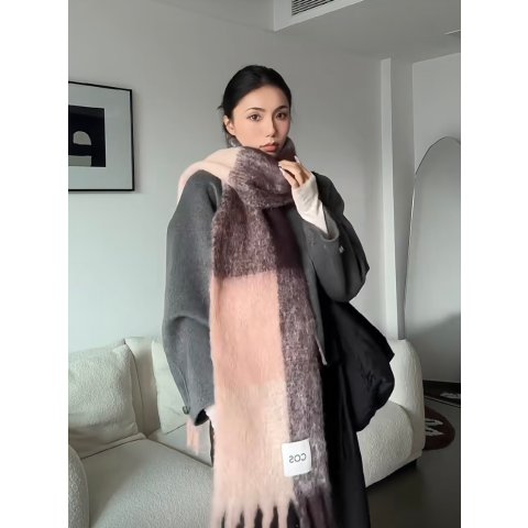 COS围巾也打折啦！图片来自@叄拾星围巾