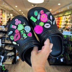 Crocs 洞洞鞋黑五 必买攻略 - 附爆款选购指南！反季降价！