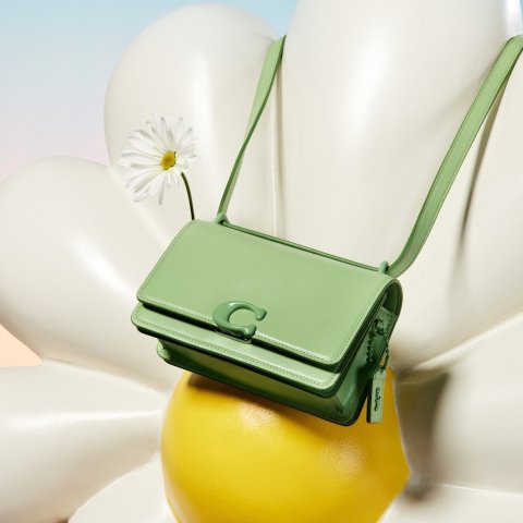 Coach反季囤夏天的颜色！Bandit 斜挎包