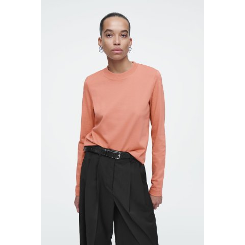 COS蜜桃色为秋冬加点颜色T恤