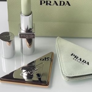 Prada 白给送镜子啦🥹不敢想！用它补妆得多精致！