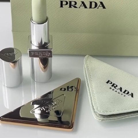 7.5折起 哑光口红€36.45Prada 白送三角化妆镜啦！它家彩妆有点东西