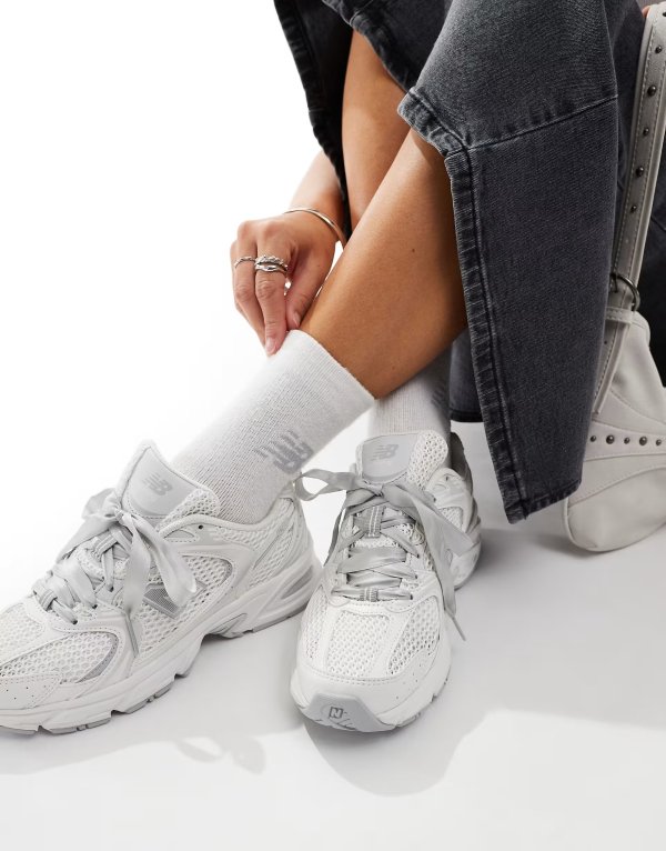 – 530 – Sneaker in Silber mit Schnursenkeln im Schleifenband-Design, exklusiv bei ASOS