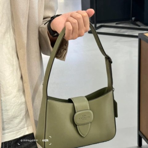 Coach军绿色！@HHHugoHHHEliza法棍腋下包 