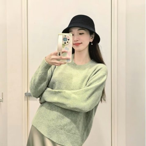 Uniqlo图片来自@OminSouffle 经典圆领毛衣 