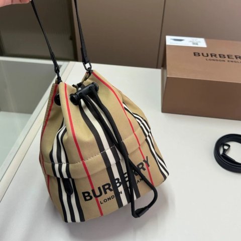 Burberry时髦精必备@小红薯62AEF6F2抽绳小包