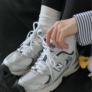 New Balance 冬促上新💥粉色冲锋衣€40；327运动鞋€59