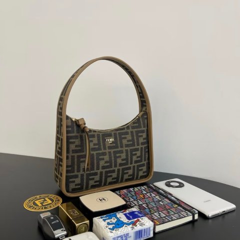 Fendi蹲补货MINI 腋下包