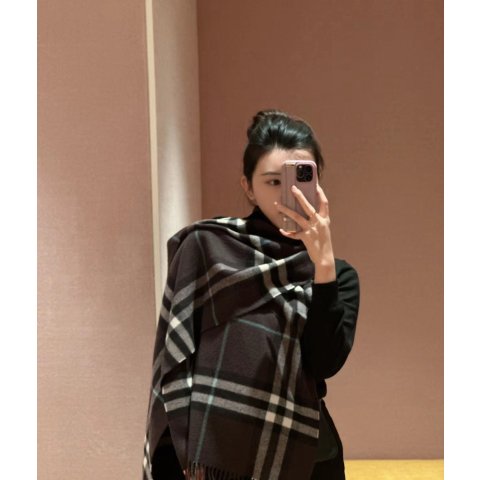 Burberry低调深色经典格纹围巾