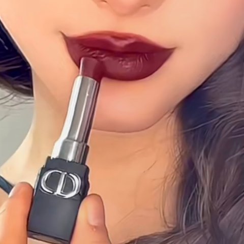 Dior这个拽姐颜色配大衣绝了！烈焰蓝金 Nr. 825