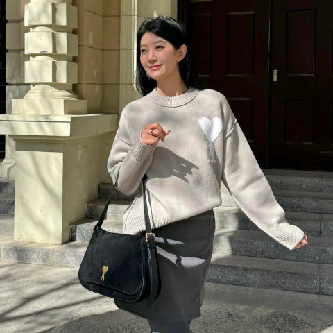 燕麦色吼吼看！男女都能穿AMI 大爱心毛衣