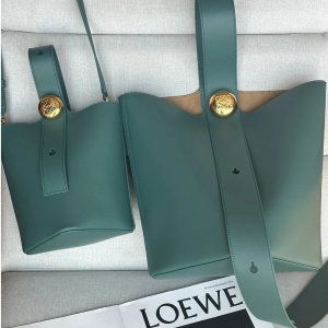 Loewe发财桶！生钱绿！Pebble 迷你水桶包