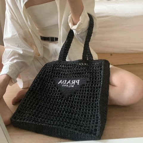Prada度假感拉满！@安小屎丢丢拉菲草编织包