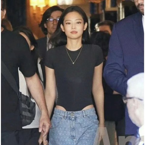 Jennie同款Fits Everybody T恤