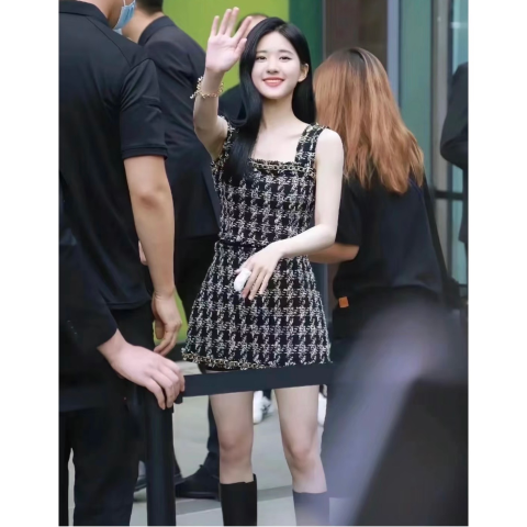 Alice + Olivia上班、日常都能穿！赵露思上身同系列小香风连衣裙