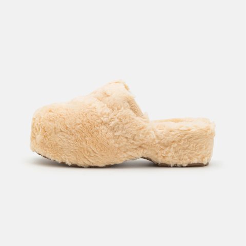 毛茸茸拖鞋