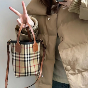 Burberry 大促降价！！封面小水桶仅€840；墨镜€130