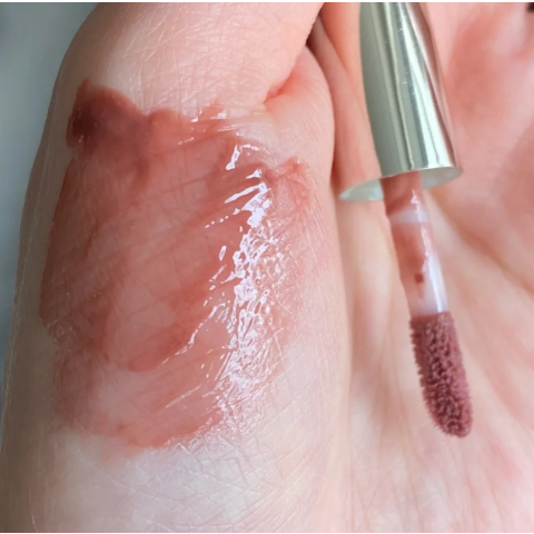 Rare甜甜的蛋糕香味 柔和的暖调棕有色润泽唇蜜